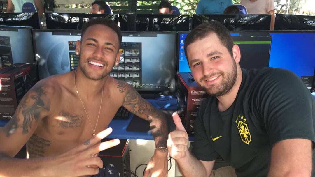 El jugador del F.C Barcelona Neymar juega junto a Fallen al CSGO esta Navidad