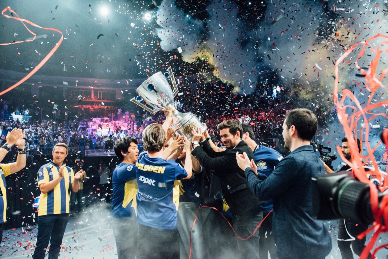 1907 Fenerbahçe se corona campeón de la Turkish Champions League