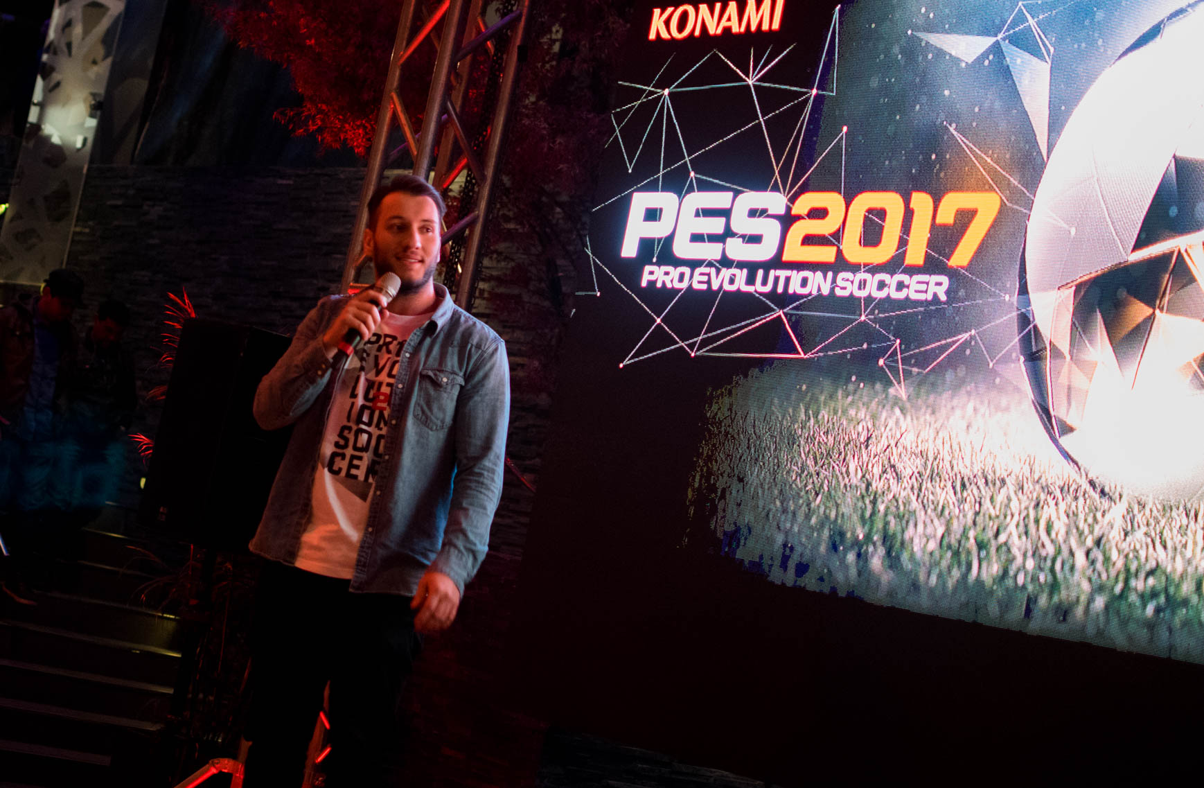 Conversamos con el Brand Manager, Andre Bronzoni sobre la presentación de PES 2017 en Chile