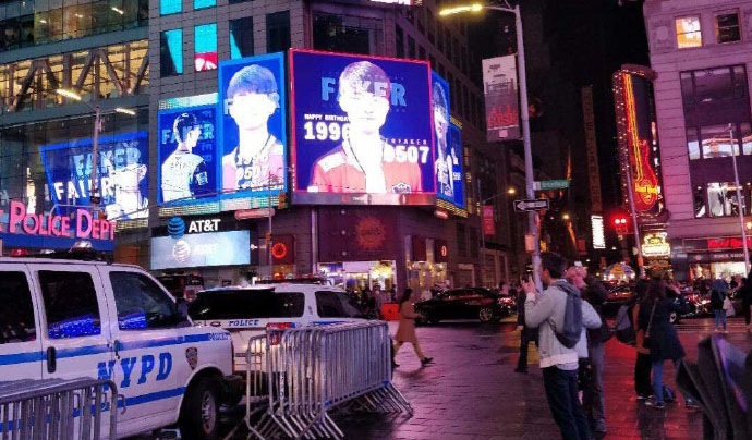El Time Square se viste con la camiseta de Faker por su cumpleaños