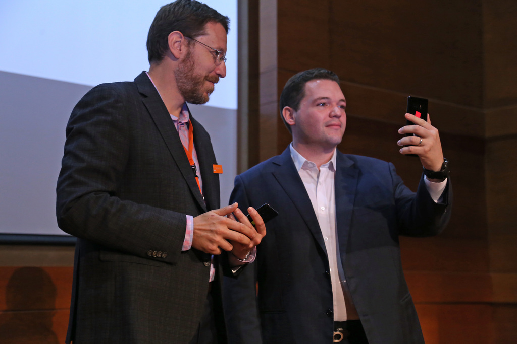 Acepta y Samsung Chile firman alianza de cooperación