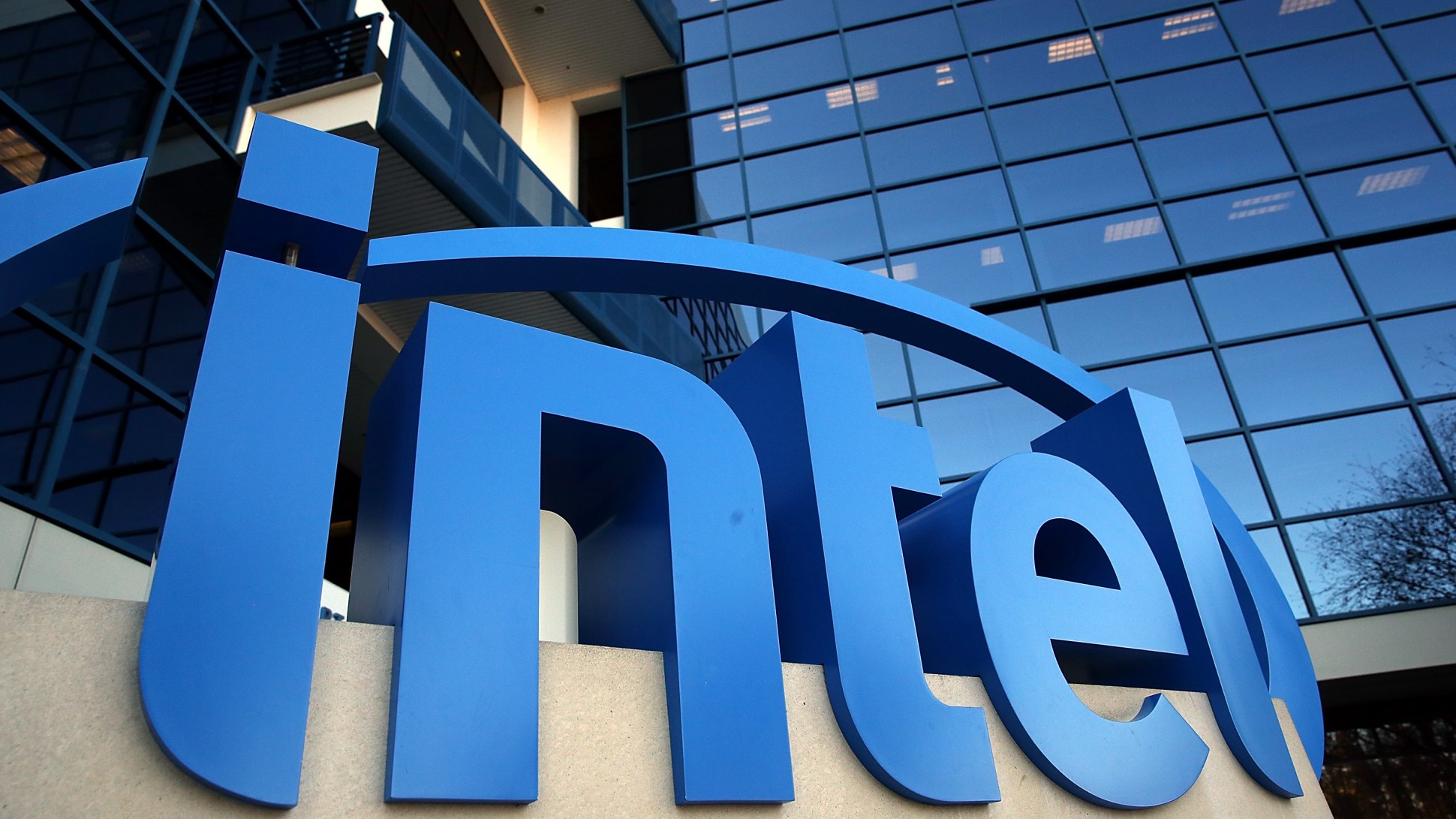 Intel te invita a mirar su primer chip Core con gráficos Radeon RX Vega