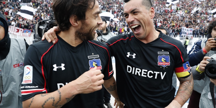 El jugador de Colo Colo Esteban Paredes, derecha, celebra con sus compañeros luego de convertir un gol contra Universidad Catolica durante el partido por la Supercopa 2017 disputado en el estadio Nacional en Santiago, Chile.