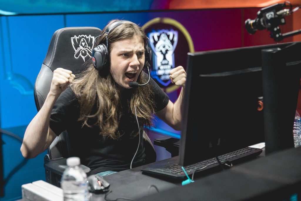 Profesional de League of Legends amenaza de muerte a sus compañeros