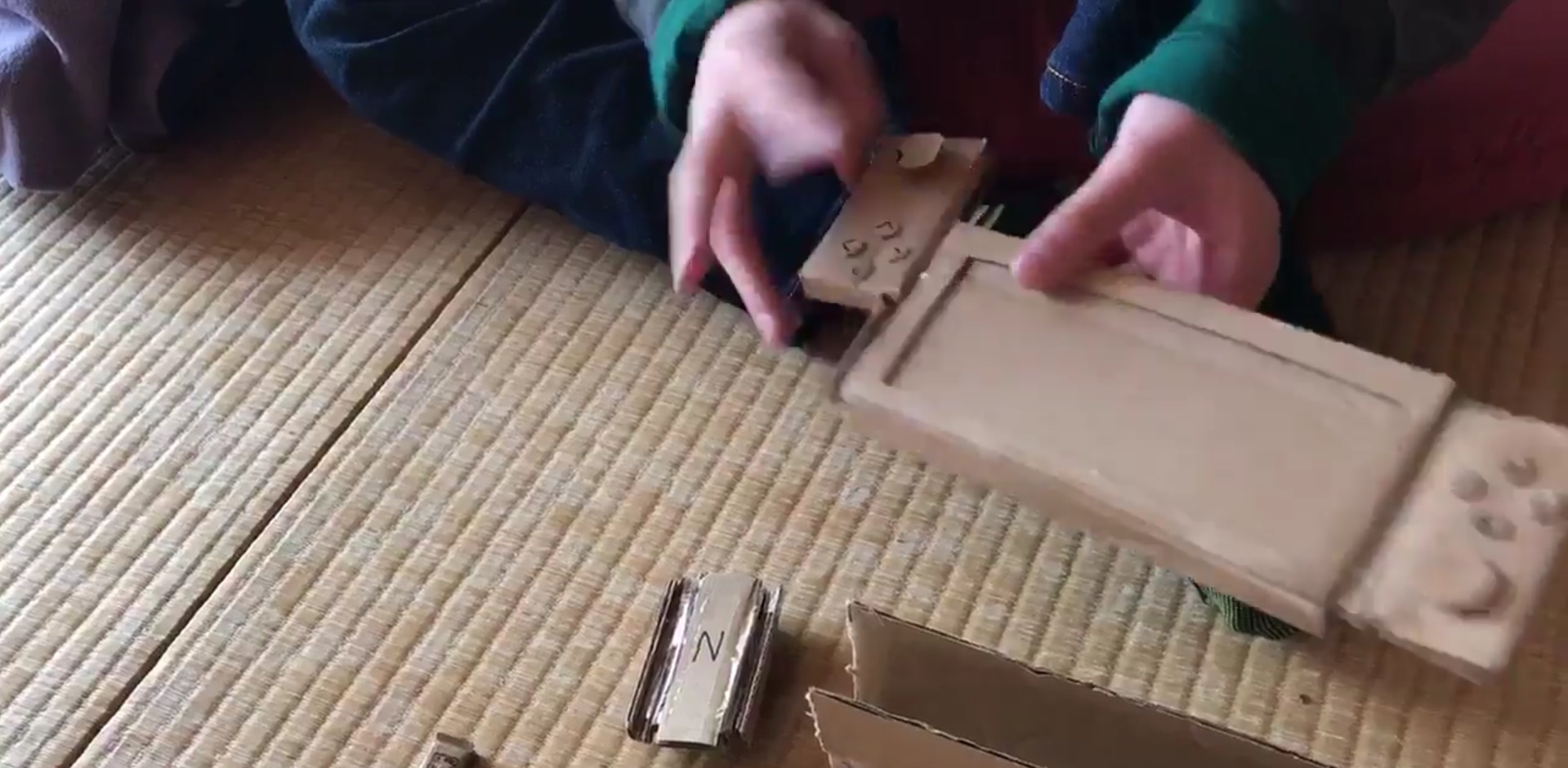 Pequeño japonés creó una Nintendo Switch de cartón al no recibir una real