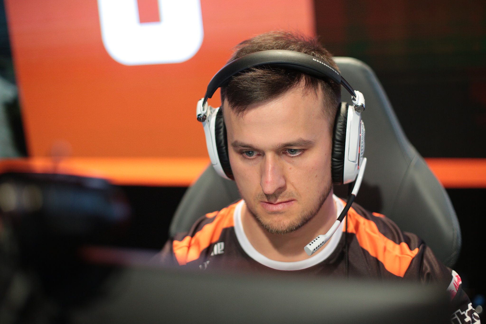 El jugador de Virtus.pro, PashaBiceps amenaza de irse del equipo si no mejora