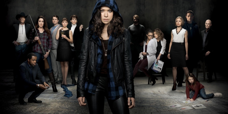 Tatiana Maslany interpretando a los diversos clones de Sarah Manning.