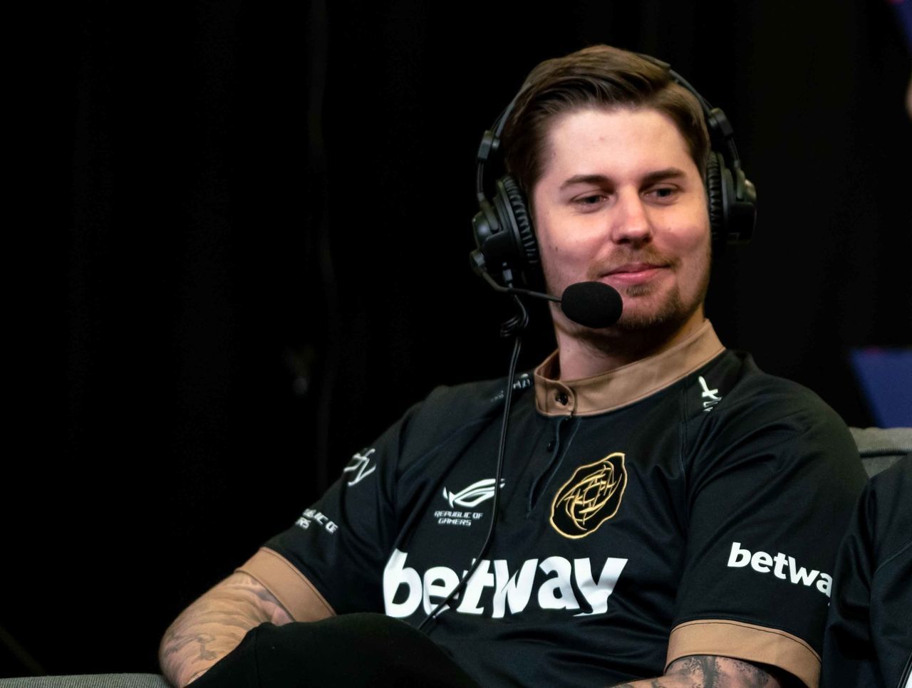 Dennis hace su regreso a Ninjas in Pyjamas