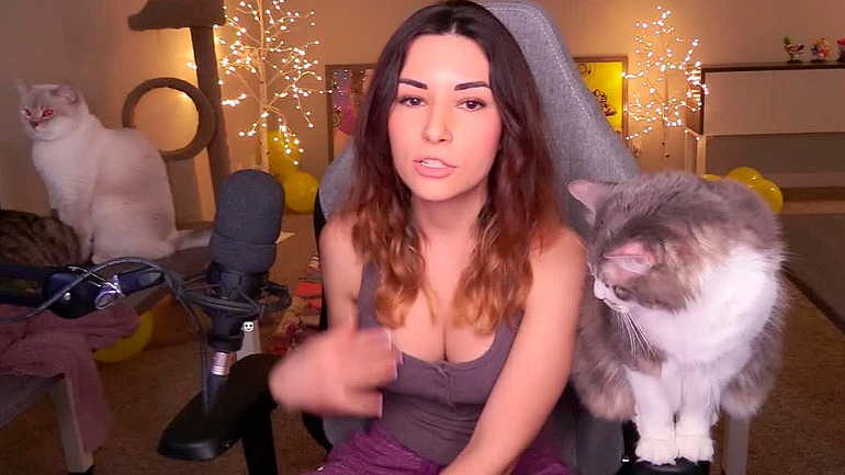 Streamer de Apex Legends es captada lanzando a su gato en plena transmisión