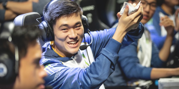 Pobelter at stage with Team Liquid. Xmithie, Dobulelift and Olleh with him.