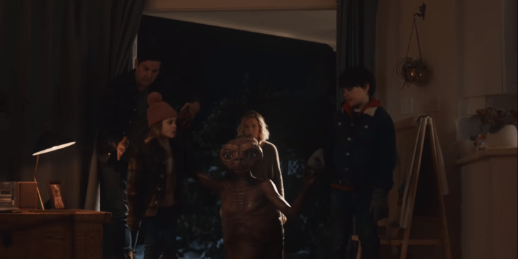 E.T. enters in Elliot's house with his family