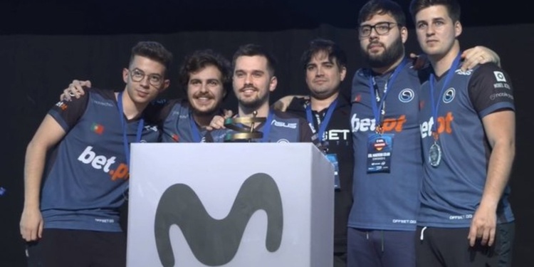 OFFSET Esports posando luego de consagrarse campeones