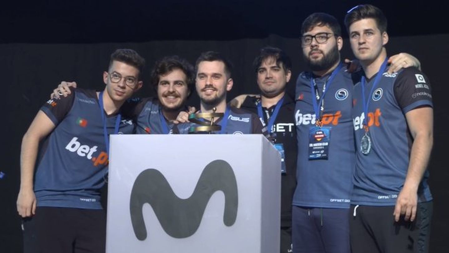 OFFSET Esports posando luego de consagrarse campeones