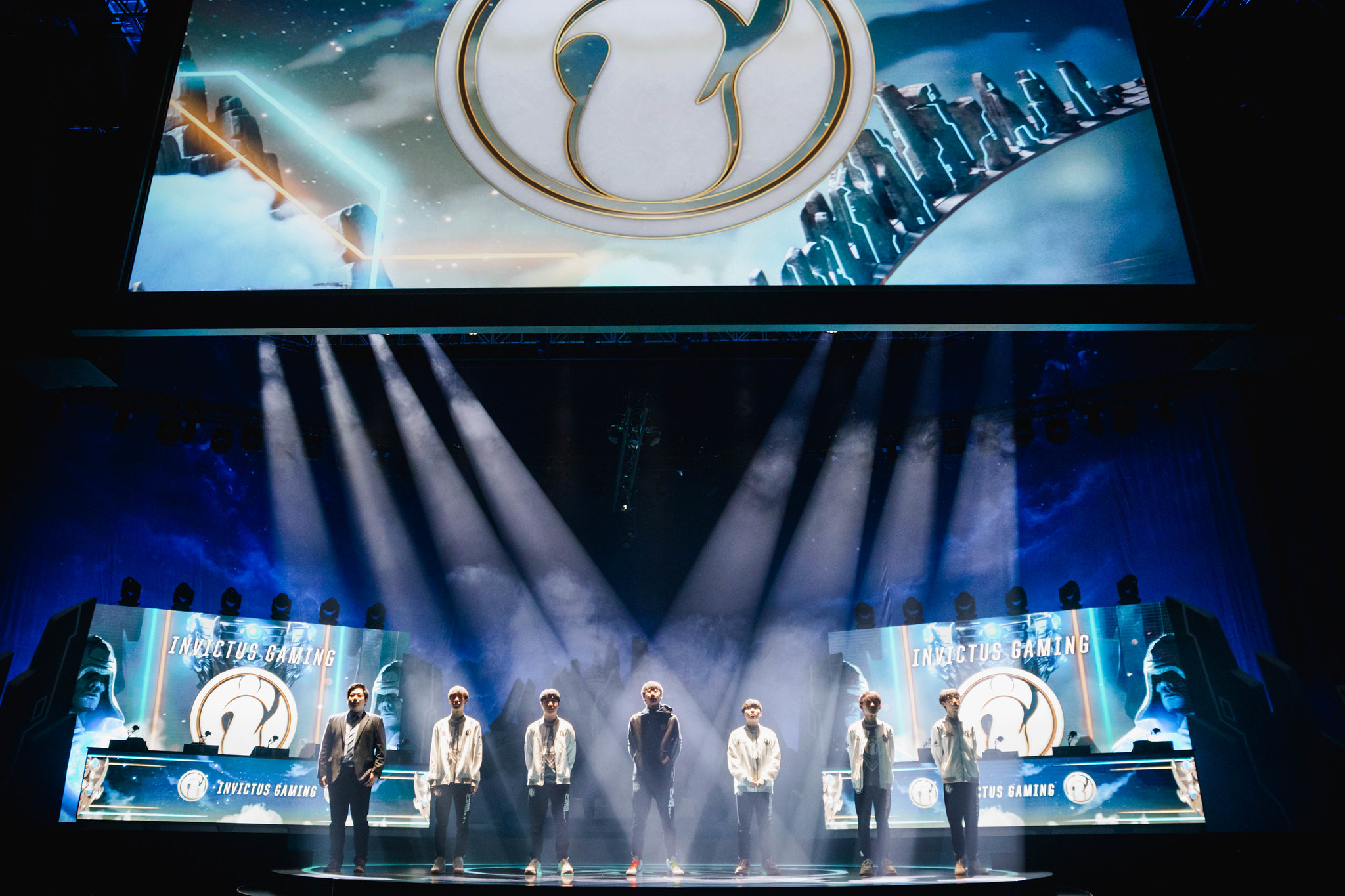 Invictus Gaming vence a FunPlus Phoenix en el primer encuentro de la LPL 2020
