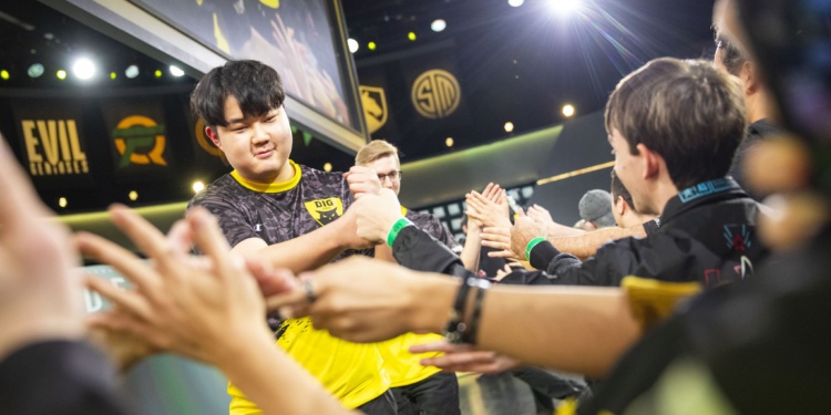 Huni at stage with DIG