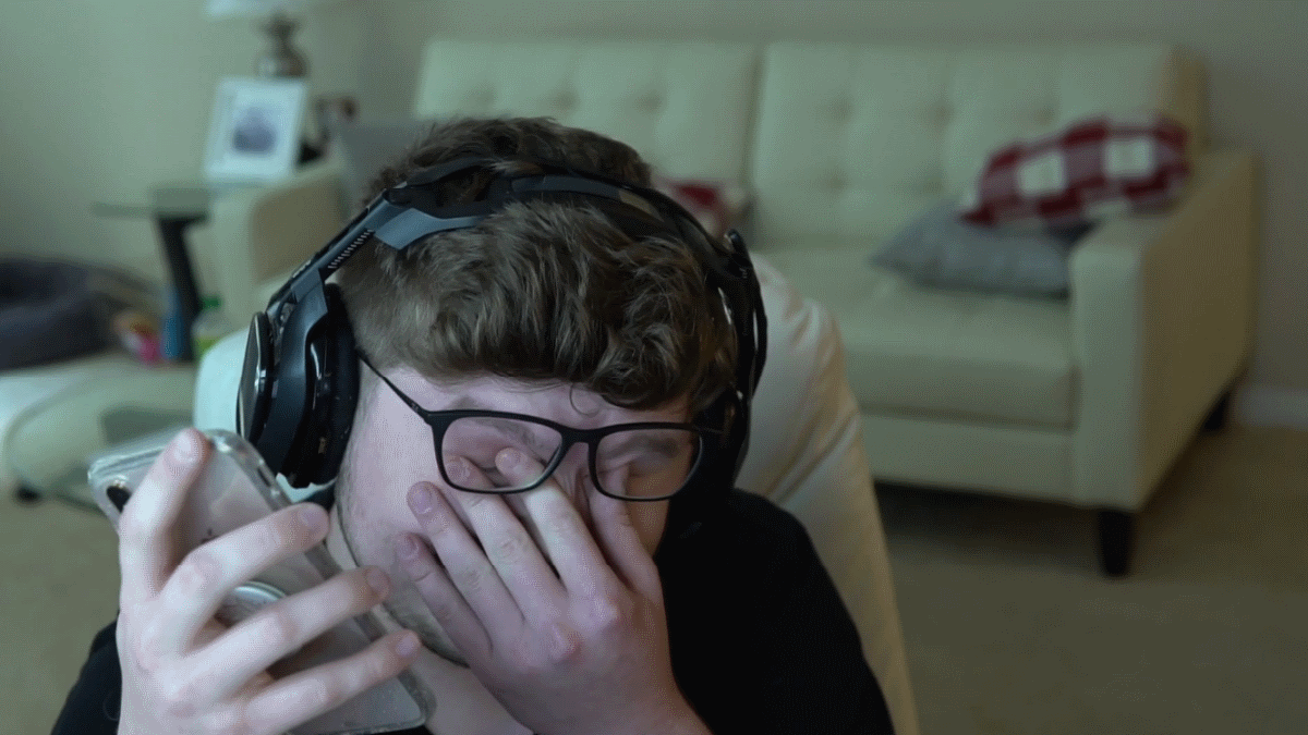 Streamer de Fortnite sorprende a su mamá al pagar todo su gasto escolar