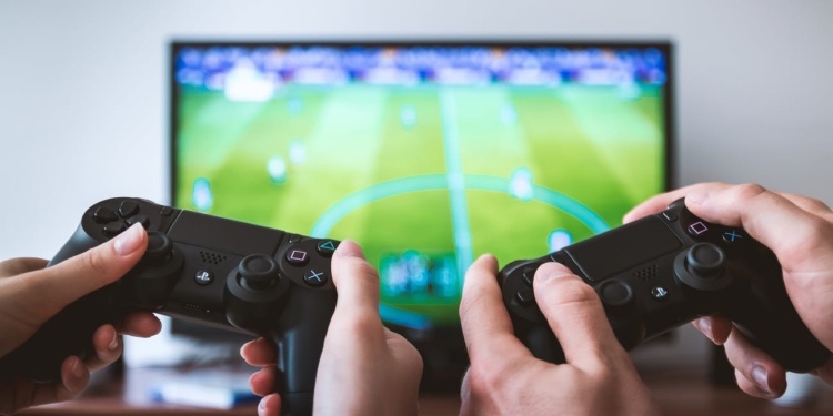 Dos personas jugando PlayStation