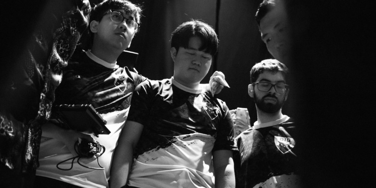 Huni junto a su equipo en el estudio de la LCS