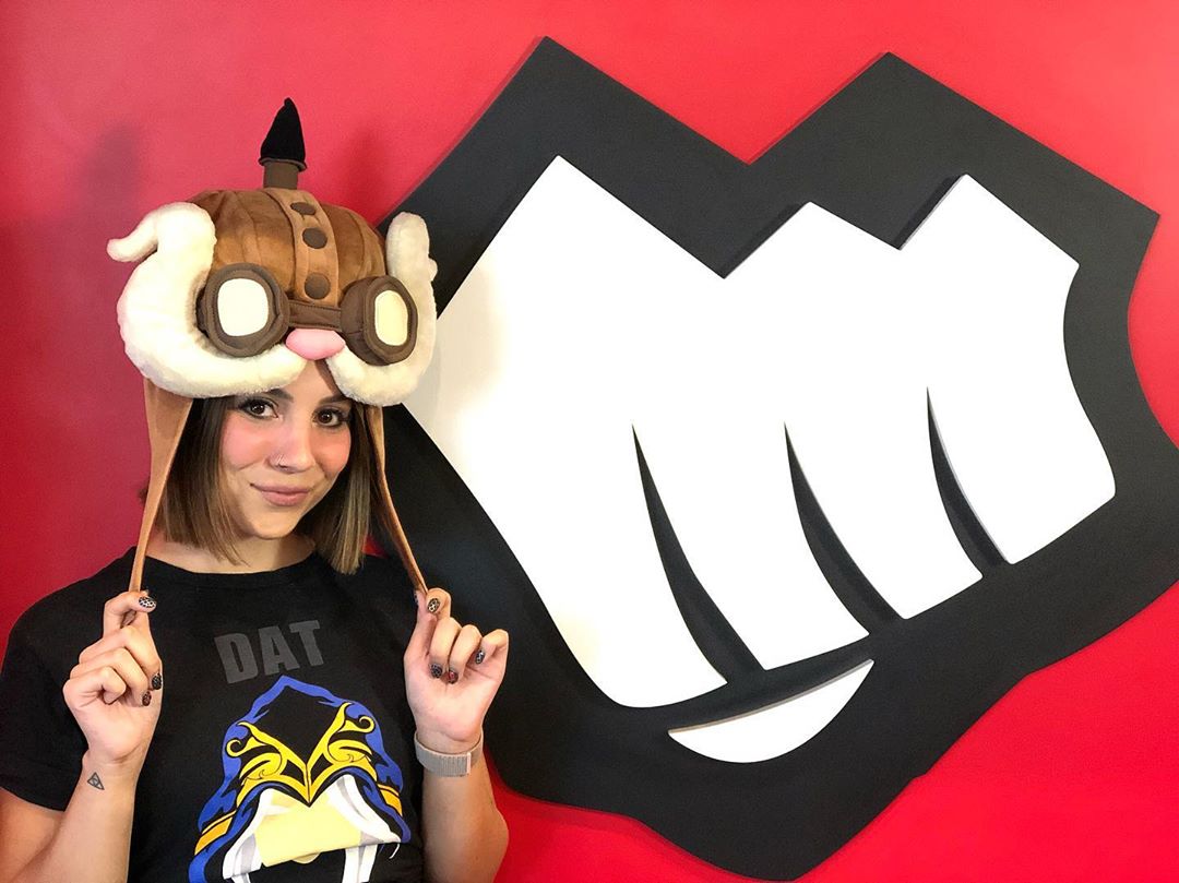 Pancha Sky se independiza de Riot Games y nos muestra su propia versión de «Actualizando»