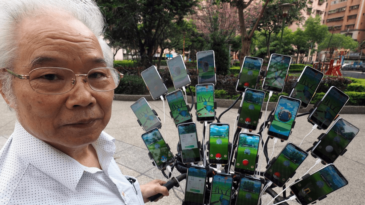 Chen San Yuan, el Tio Pokémon Go lleva el juego a otro nivel con 45 celulares a la vez
