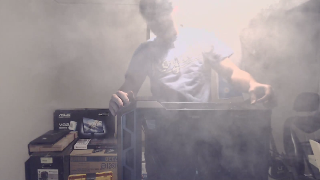 Streamer arma su primer PC en vivo y termina incendiándolo tras