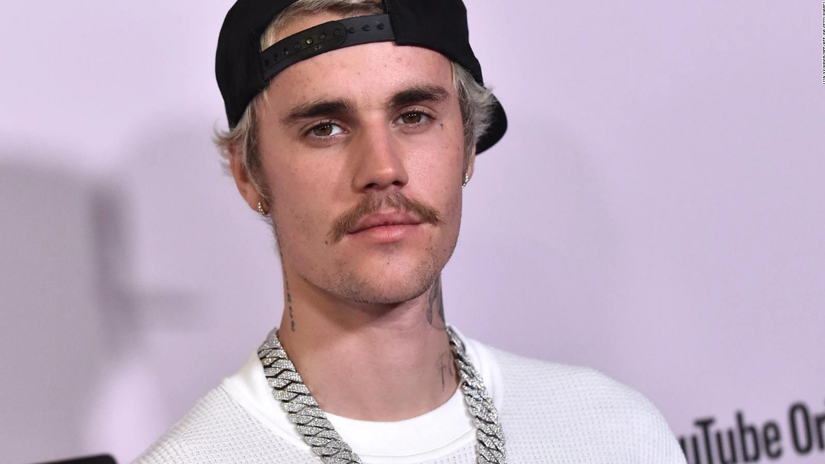 Justin Bieber reconoció ser gran fan de Pokémon y mostró su enorme colección de cartas