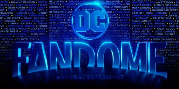 En el centro, en grandes letras se lee DC FanDome. Al fondo se ve una larga lista de nombres de los participantes del evento
