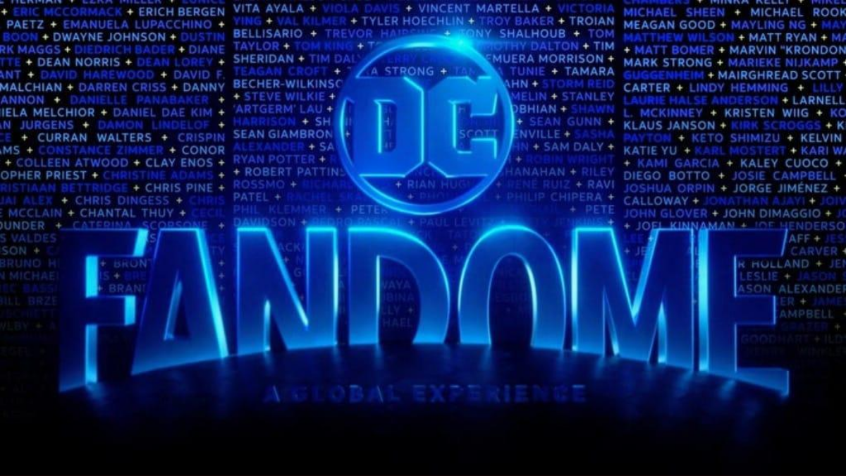 En el centro, en grandes letras se lee DC FanDome. Al fondo se ve una larga lista de nombres de los participantes del evento