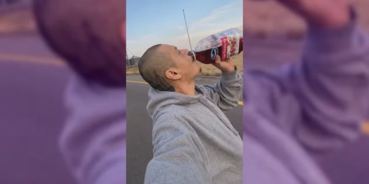 El TikToker Doggface208 bebiendo Ocean Spray