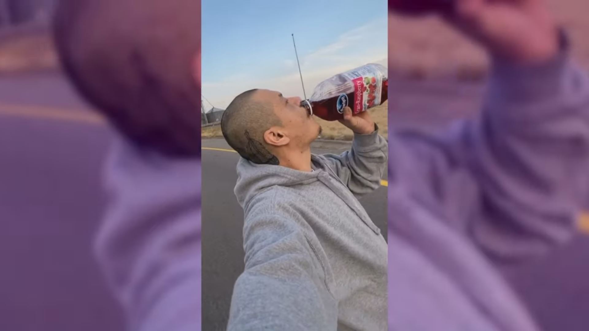 El TikToker Doggface208 bebiendo Ocean Spray