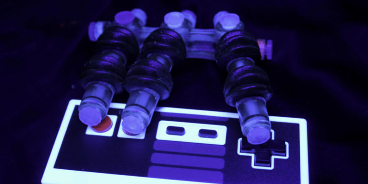 Mano robot juega Super Mario Bros