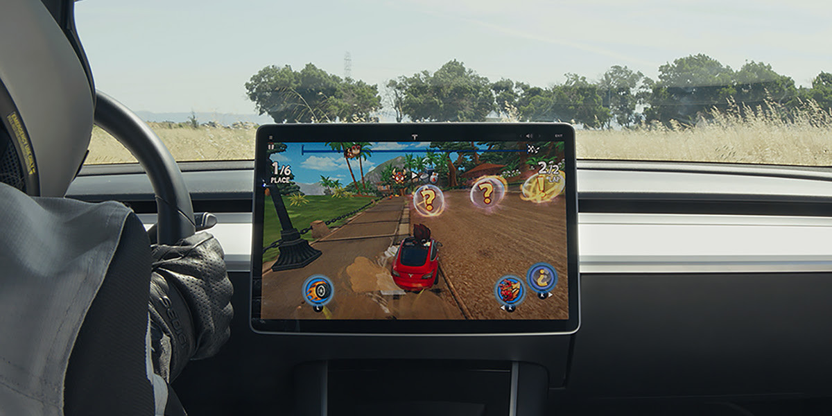 Tesla ya no dejará jugar videojuegos mientras el vehículo se encuentra en movimiento