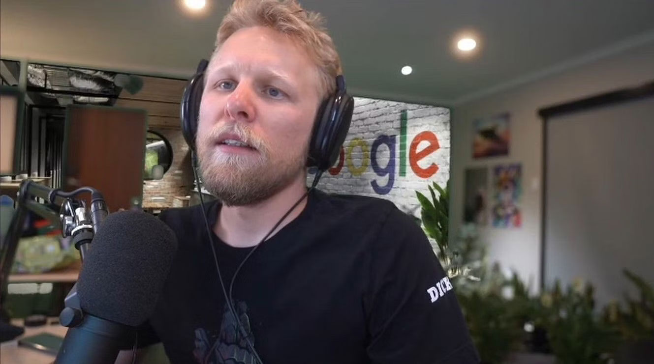 Streamer de LOL pulveriza su teclado y se lastima al recibir una donación por no saber farmear minions