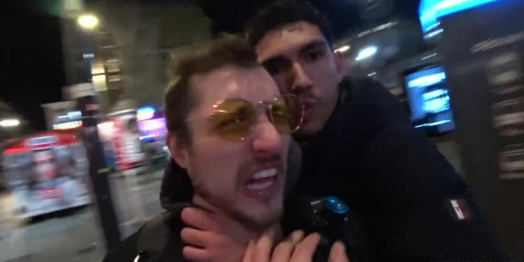 Streamer IRL de Twitch es asfixiado en plena calle por un desconocido ante la mirada estupefacta de la audiencia