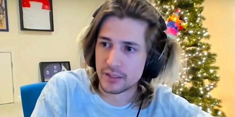 XQc le da hasta con el tobo a un seguidor por llamarlo ‘ streamer a tiempo parcial’