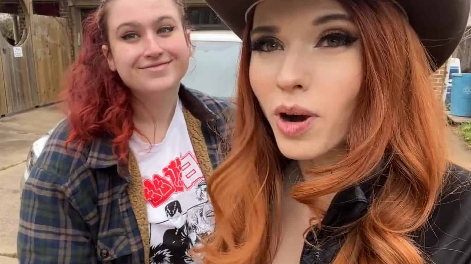 Amouranth le regaló un coche a su ayudante de YouTube