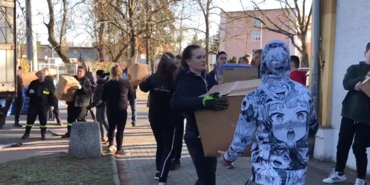 Voluntario vestido con sudadera de rostros ahegao se vuelve viral en Ucrania