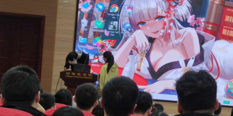 Estudiante chino proyecta un fondo de pantalla muy sexy de un personaje de Azur Lane en plena exposición