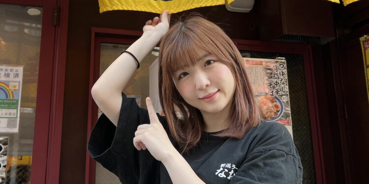 Kizuna Sakura la actriz retirada de cine para adultos abre un restaurant de ramen
