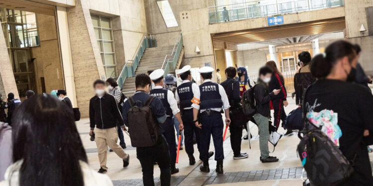 Hombre es arrestado por tomar fotos debajo de la falda de una cosplayer en una conferencia en Japón