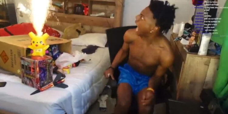 Streamer IShowSpeed celebra el 4 de julio y casi enciende la casa en pleno directo, con fuegos artificiales de Pikachu