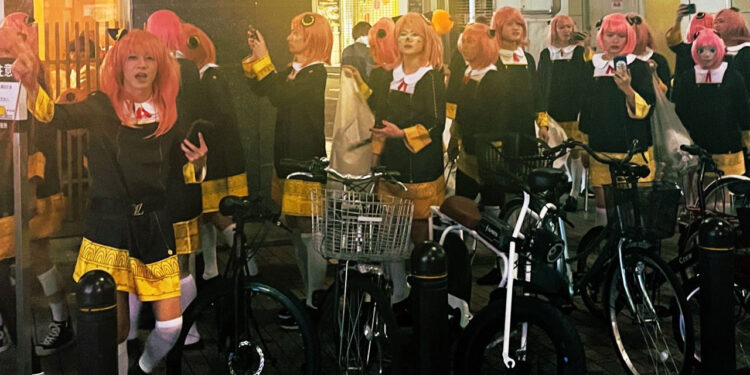 SPY x FAMILY hombres visten de Anya Forger para limpiar las calles como inicio de Halloween