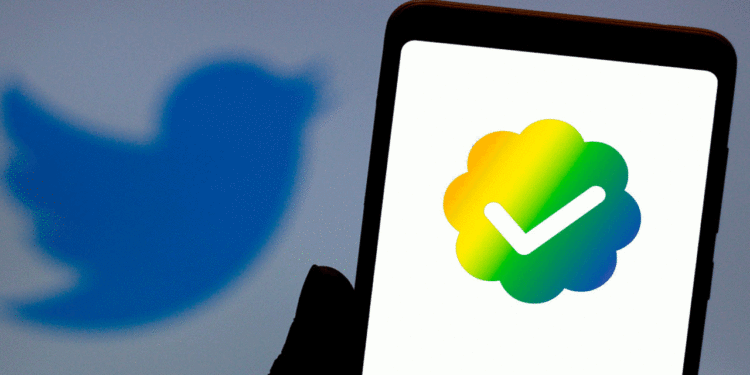 Twitter experimentará con otras marcas de verificación entre las cuales destacan, azules, doradas, y grises