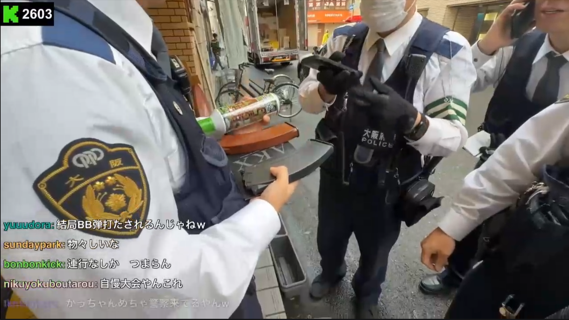 Policía de Japón revisando al streamer de Kick “220ninimaru”.