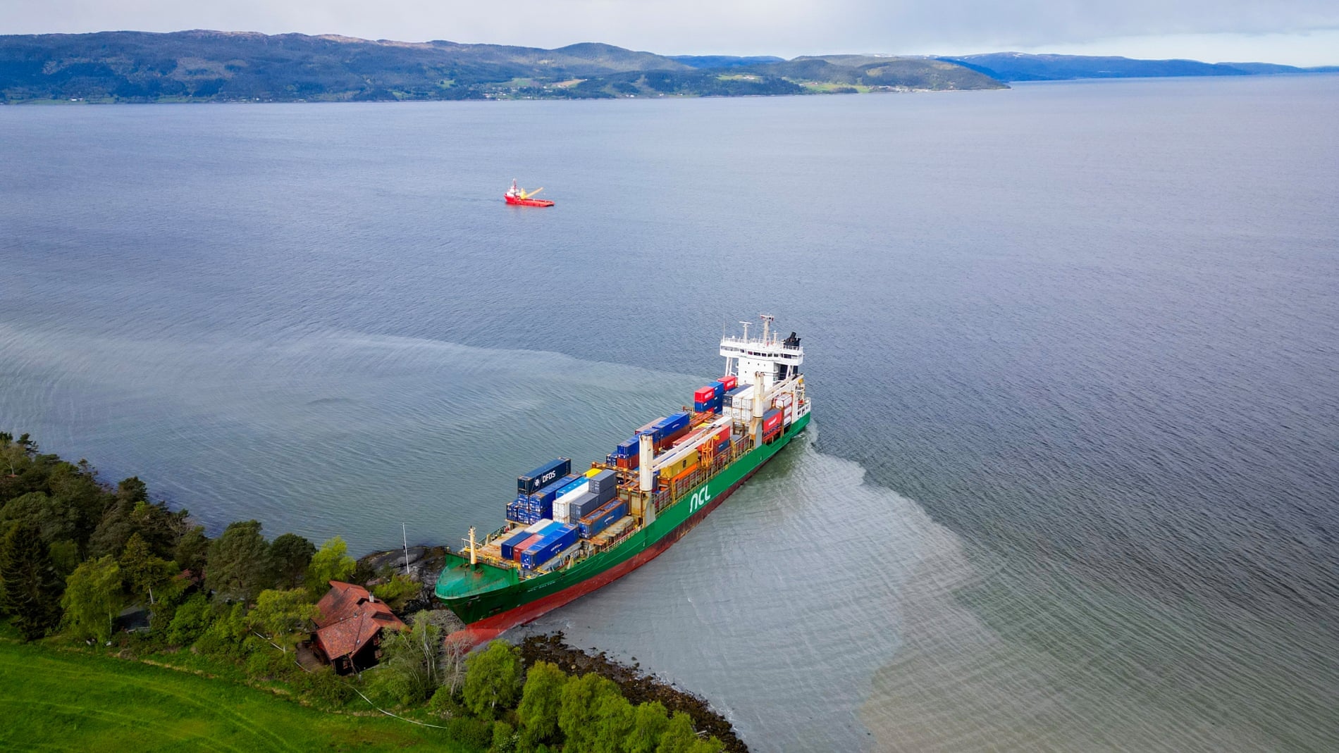 Vista aérea del barco que se estrella en jardín
