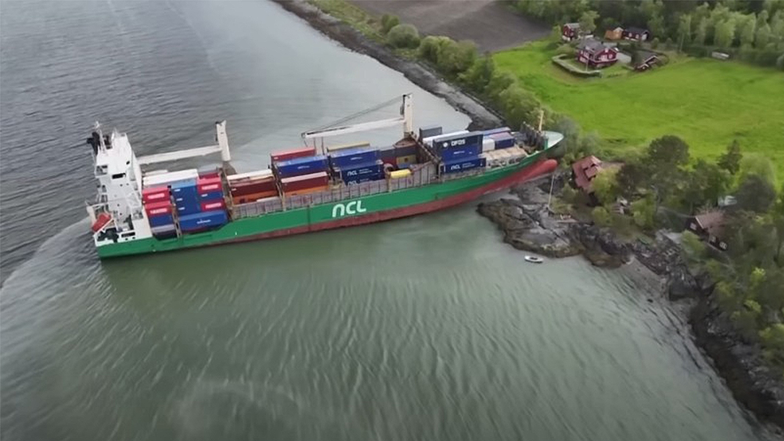 barco se estrella en jardín