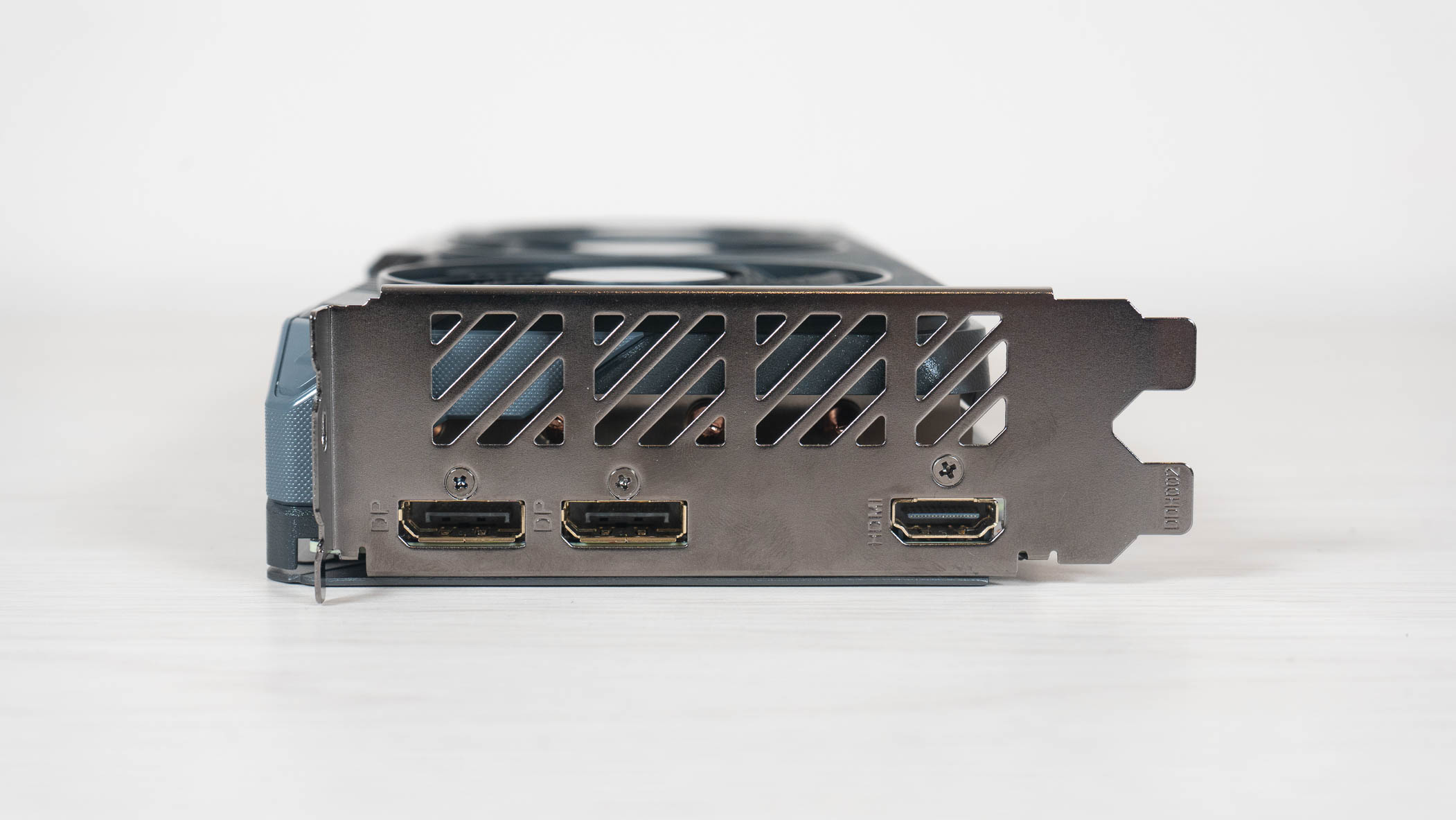 Radeon RX 9060 XT GAMING OC 16G de Gigabyte - Puertos