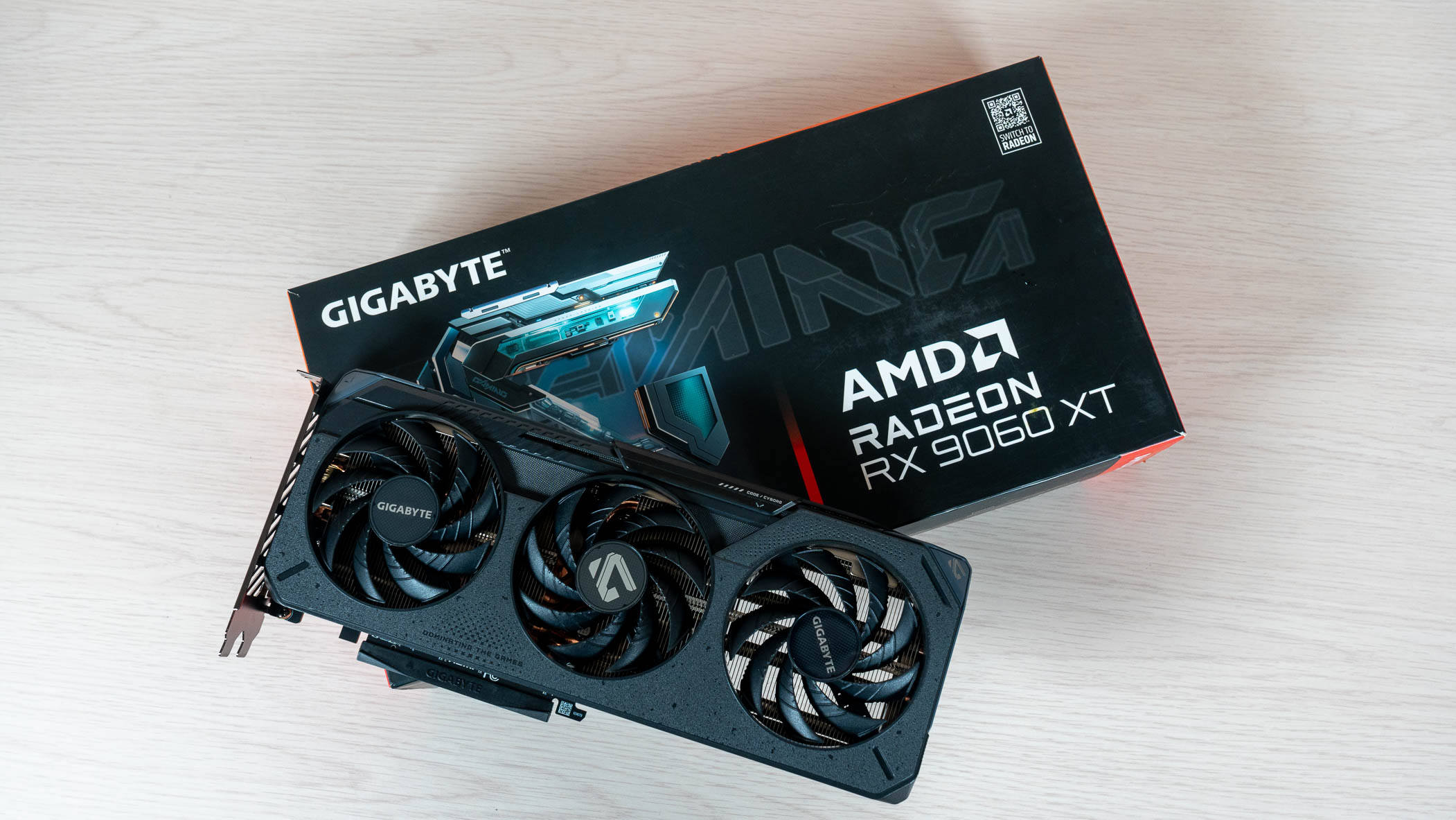 Radeon RX 9060 XT GAMING OC 16G de Gigabyte - Caja