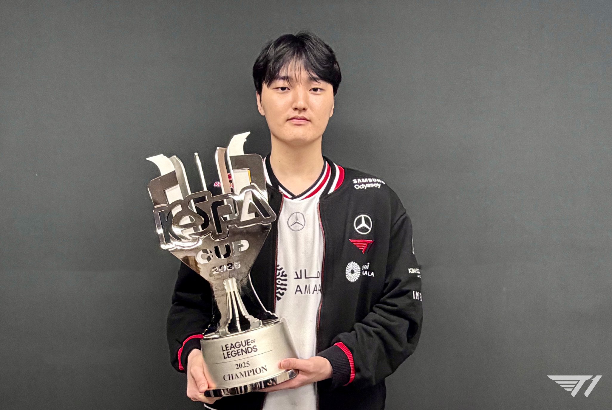 Peyz de T1 con el trofeo de la KeSPA Cup 2025