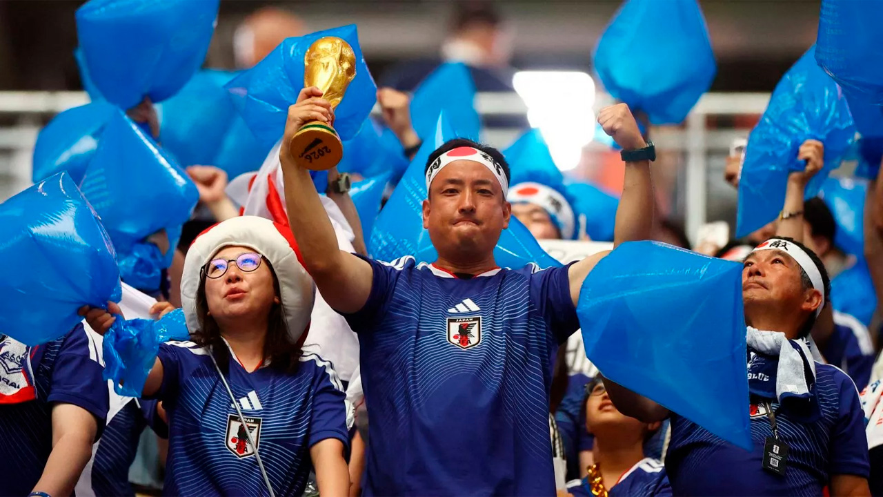 hinchas japoneses limpian estadio